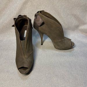 VERA WANG Royce Back Bow Peep-Toe Bootie
Size 8